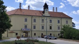 Hlohovský zámok v Hlohovci, historické šľachtické sídlo obklopené zámockým parkom