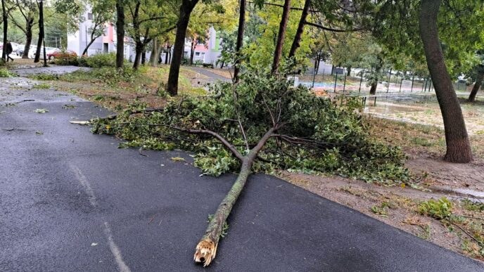 Búrka a supercela v Bratislava napáchala škody.