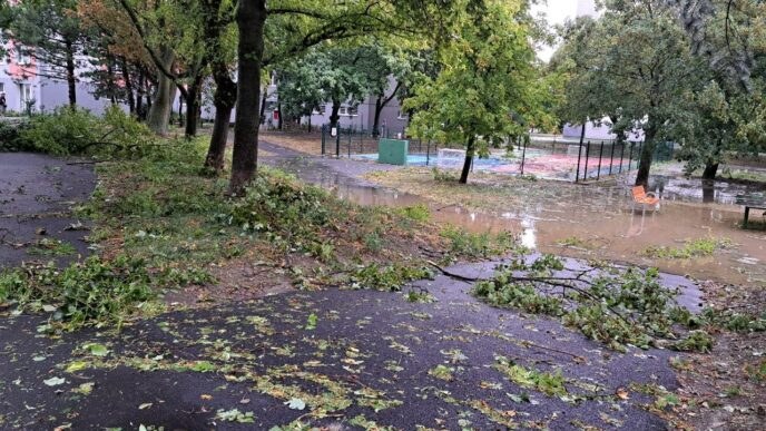 Búrka a supercela v Bratislava napáchala škody.